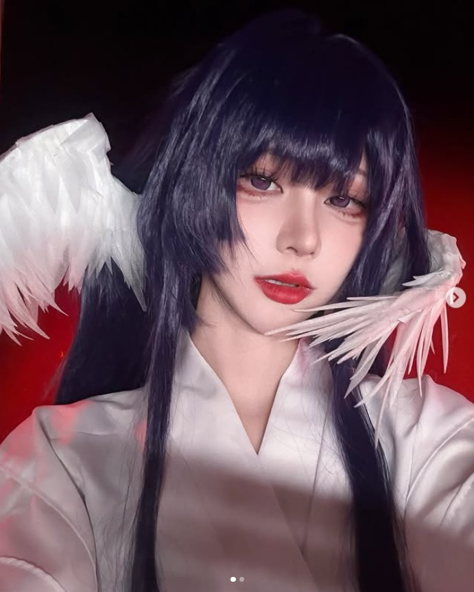 Ánh mắt mơ màng cùng động tác chạm nhẹ lên mặt nước, tạo hiệu ứng lan tỏa tự nhiên, mang lại cảm giác sống động như đang chiêm ngưỡng cảnh thật trong game.