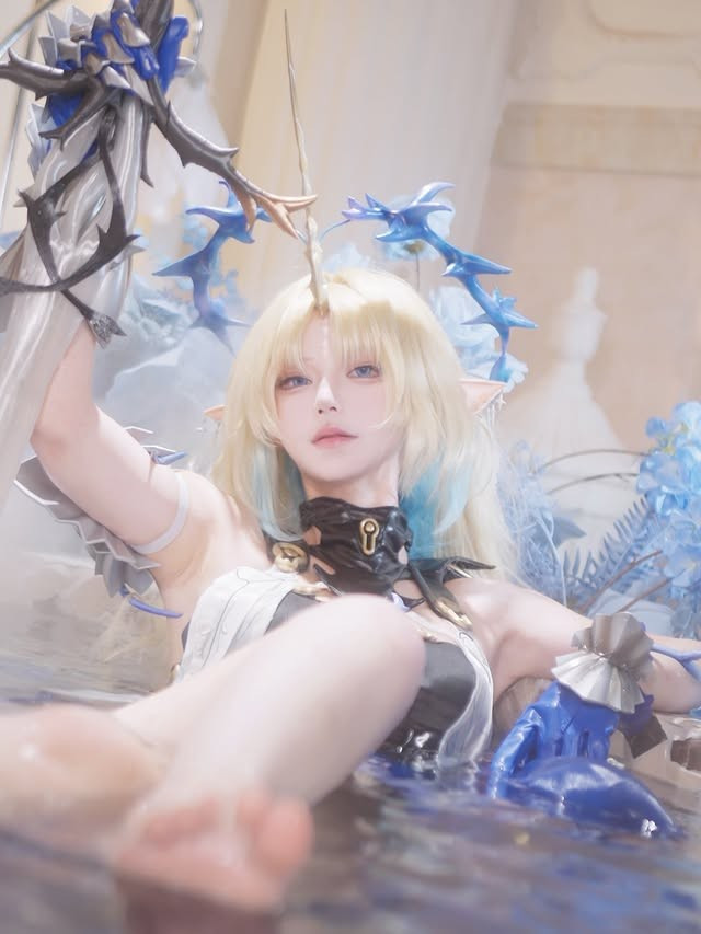 Xuất hiện trong loạt ảnh cosplay mới đây, xx_xning hóa thân thành Fleurdelys – nhân vật mới ra mắt trong tựa game Wuthering Waves. Đoạn video được đăng tải trên Douyin, nhanh chóng thu hút hàng triệu lượt xem cùng vô số bình luận tích cực.
