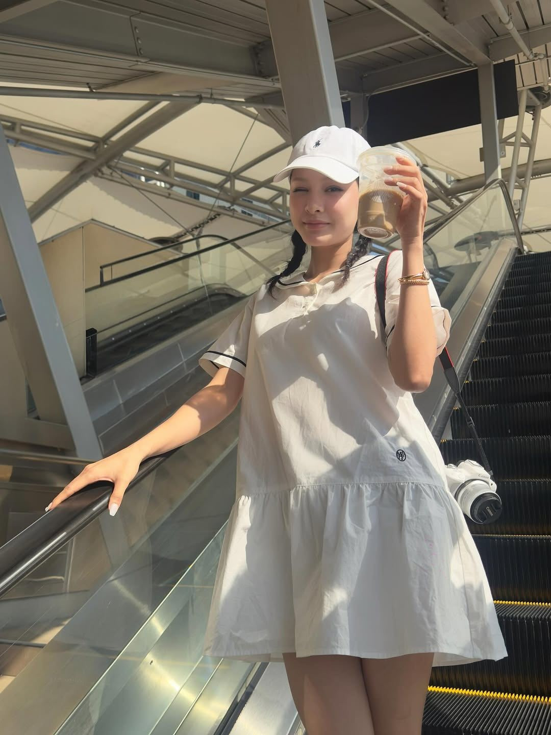 Tuy nhiên, năm 2022 Hiền Hồ vướng ồn ào liên quan đến chuyện cá nhân và không còn được đón nhận nồng nhiệt như trước. Sau thời gian dài "ở ẩn", hiện tại, Hiền Hồ đã trở lại biểu diễn tại các sân khấu nhỏ, các chương trình, sự kiện và tụ điểm âm nhạc ở các tỉnh thành. Cô sống kín tiếng, chỉ cập nhật thông tin liên quan đến công việc.