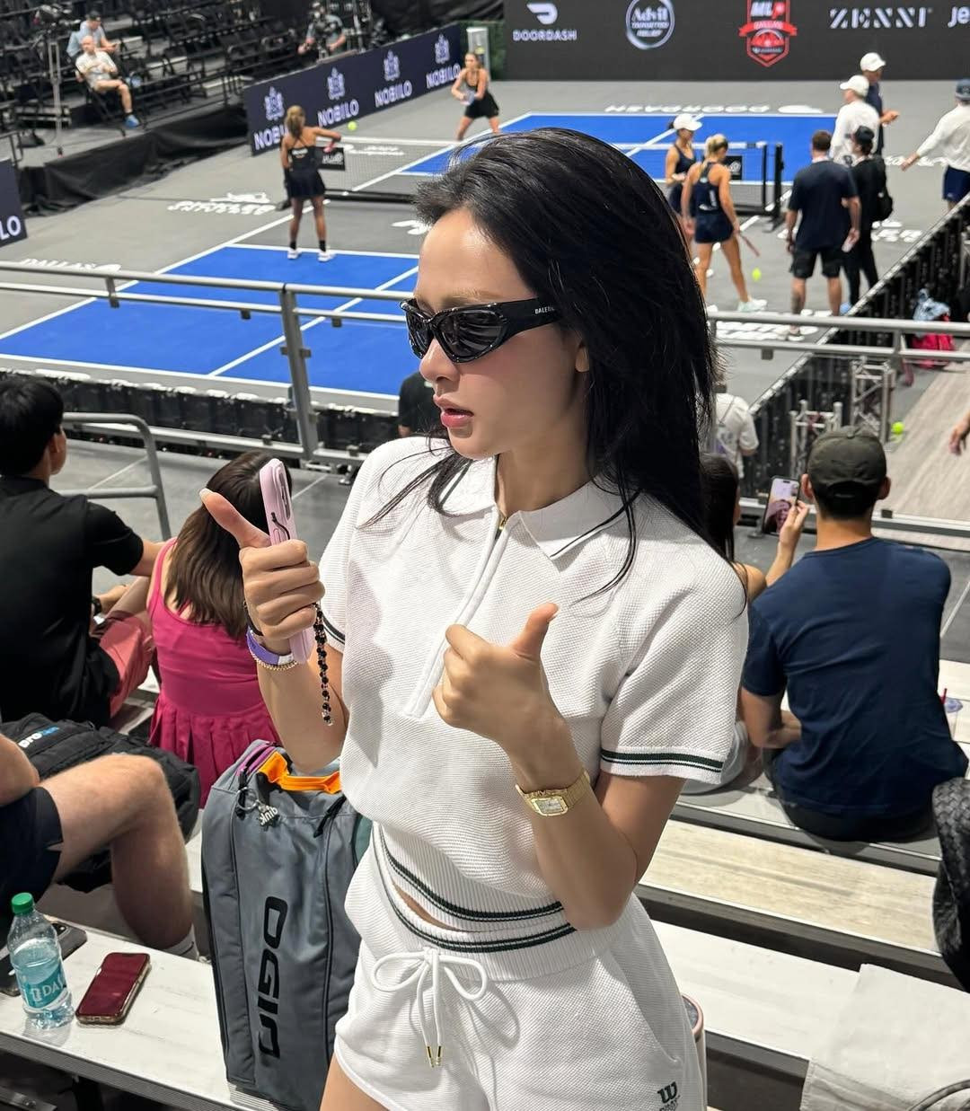 Bén duyên với pickleball từ khoảng đầu năm 2024, Hiền Hồ đã có hơn 1 năm gắn bó với trái banh nhựa. Cô luyện tập chăm chỉ và thường xuyên tham gia các giải đấu để tích lũy kinh nghiệm.