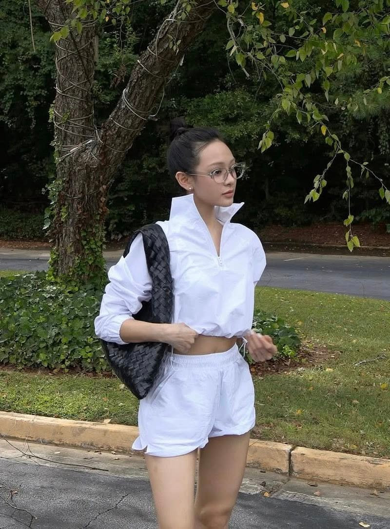 Hiền Hồ, tên thật là Hồ Thị Hiền, sinh năm 1997 tại Đắk Lắk. Bước ra từ cuộc thi Giọng hát Việt 2017 với vị trí á quân, cô nổi tiếng nhờ chất giọng trữ tình, nội lực và cảm xúc cùng ngoại hình xinh đẹp như búp bê, là một trong những ca sĩ trẻ có lượng fan đông đảo.