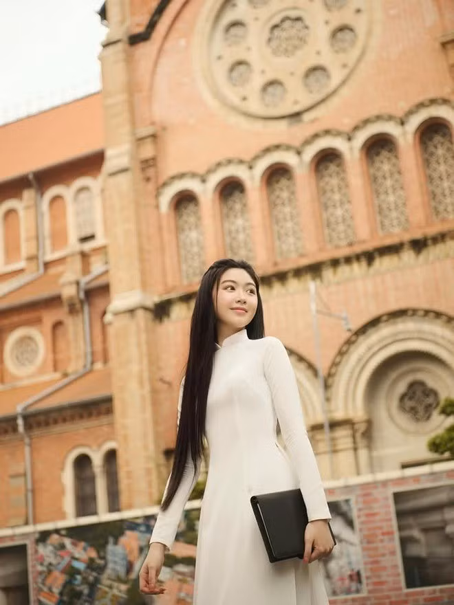 Trước đây, Lọ Lem từng không ít lần xuất hiện trong tà áo dài trắng thướt tha. Mỗi lần diện trang phục truyền thống, cô đều trung thành với lối tạo hình tối giản, nhẹ nhàng nhưng vẫn toát lên nét thanh lịch rất riêng.