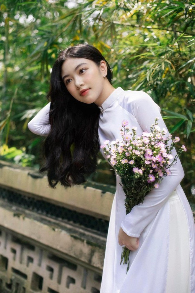 Lọ Lem (tên thật Mai Thảo Linh, sinh năm 2006) là con gái lớn của MC Quyền Linh. Từ lâu cô đã được công chúng chú ý nhờ sở hữu nhan sắc trong trẻo ngọt ngào cùng vóc dáng cao ráo, mảnh mai. Không ít lần cư dân mạng dành lời khen cho visual của Lọ Lem và cho rằng cô hoàn toàn có thể thử sức ở các đấu trường nhan sắc trong tương lai.