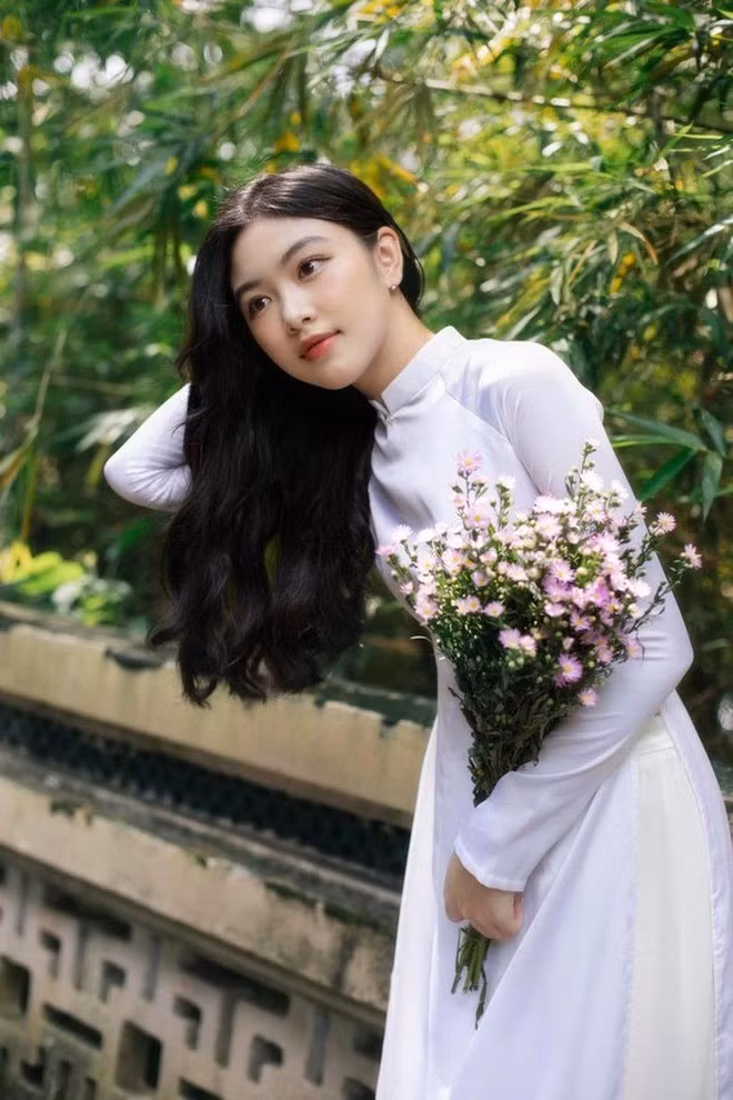 Lọ Lem (tên thật Mai Thảo Linh, sinh năm 2006) là con gái lớn của MC Quyền Linh. Từ lâu cô đã được công chúng chú ý nhờ sở hữu nhan sắc trong trẻo ngọt ngào cùng vóc dáng cao ráo, mảnh mai. Không ít lần cư dân mạng dành lời khen cho visual của Lọ Lem và cho rằng cô hoàn toàn có thể thử sức ở các đấu trường nhan sắc trong tương lai.