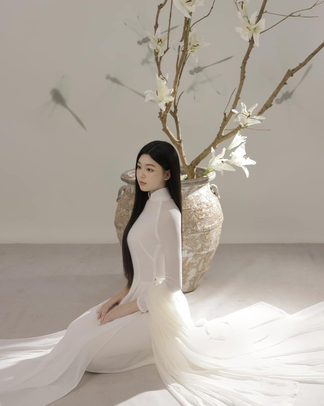 Giống với Lọ Lem, áo dài trắng là trang phục truyền thống được rất nhiều người yêu thích. Thiết kế này không chỉ mang đậm tinh thần văn hóa Việt mà còn tôn lên vẻ đẹp trong trẻo, thanh thuần cho người mặc, giúp khí chất trở nên dịu dàng và trang nhã hơn.