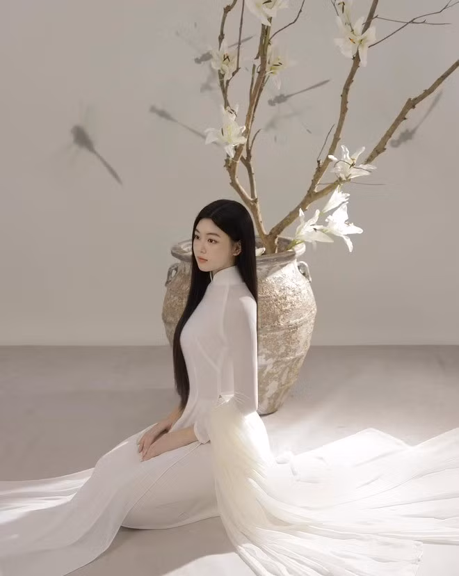 Giống với Lọ Lem, áo dài trắng là trang phục truyền thống được rất nhiều người yêu thích. Thiết kế này không chỉ mang đậm tinh thần văn hóa Việt mà còn tôn lên vẻ đẹp trong trẻo, thanh thuần cho người mặc, giúp khí chất trở nên dịu dàng và trang nhã hơn.