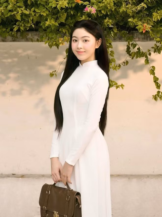 Trong bộ ảnh thu hút trọn ánh nhìn của người đi đường, Lọ Lem lựa chọn áo dài trắng truyền thống với phom dáng ôm nhẹ, tôn lên vóc dáng mảnh mai và những đường nét hài hòa.