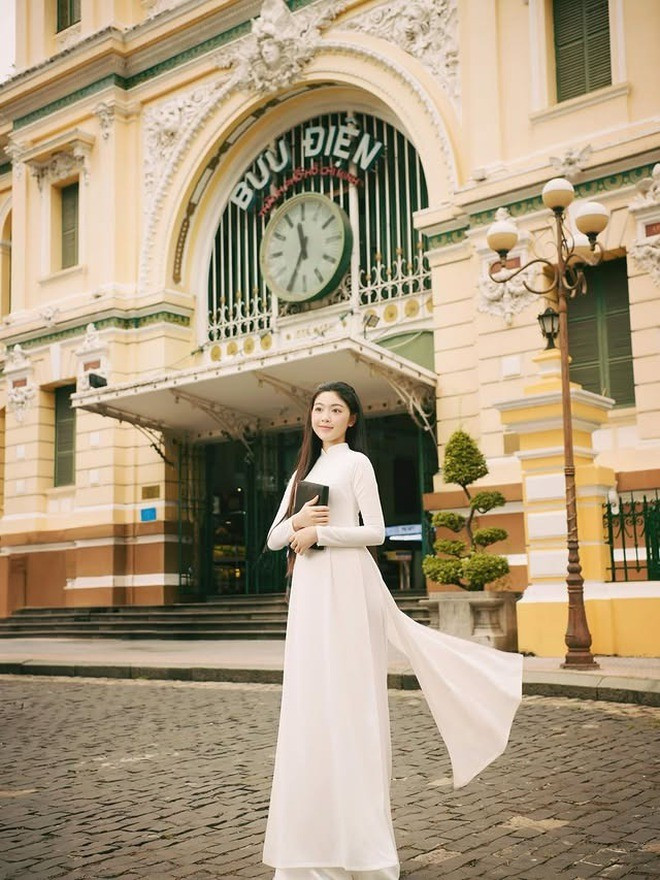 Ái nữ nhà MC Quyền Linh giữ phong cách trang điểm tối giản, mái tóc đen dài buông tự nhiên, kết hợp cùng chiếc cặp da kiểu cũ làm điểm nhấn.