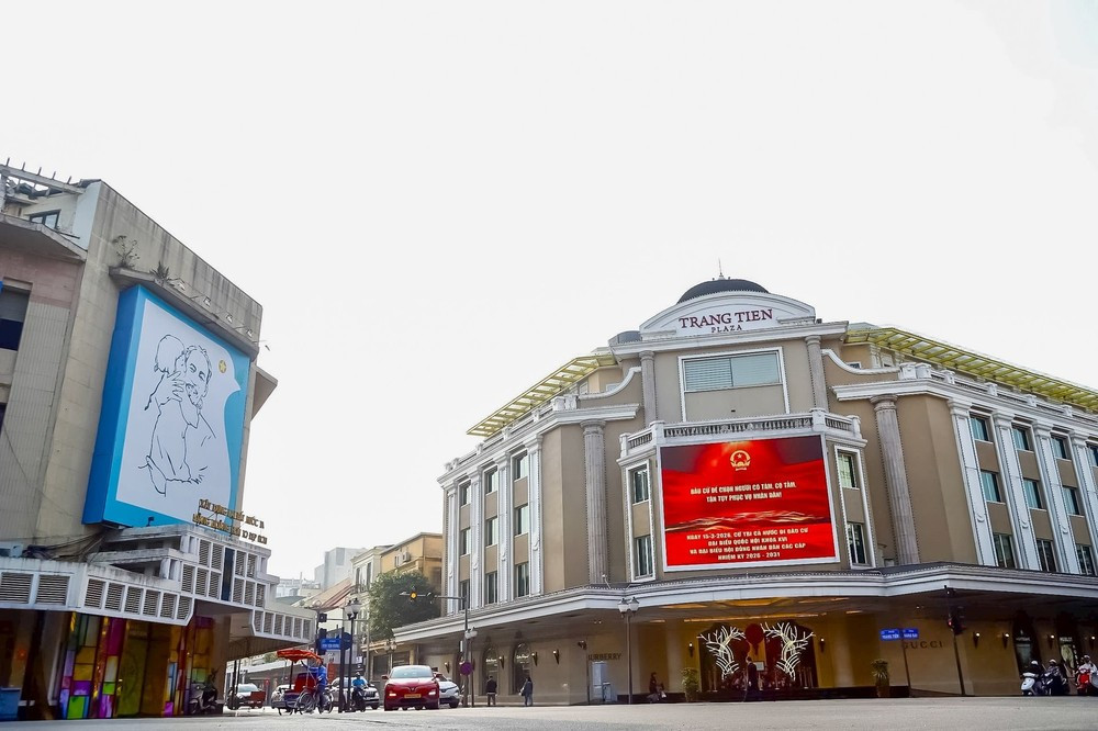 Các bảng điện tử LED hiện đại liên tục cập nhật thông tin về ngày bầu cử 15/3/2026, thu hút sự chú ý của người dân và du khách quốc tế. (Ảnh: An Ninh Thủ Đô)