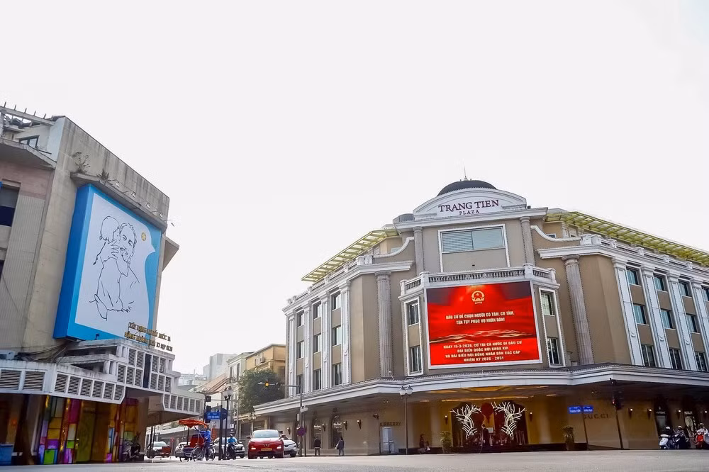 Các bảng điện tử LED hiện đại liên tục cập nhật thông tin về ngày bầu cử 15/3/2026, thu hút sự chú ý của người dân và du khách quốc tế. (Ảnh: An Ninh Thủ Đô)