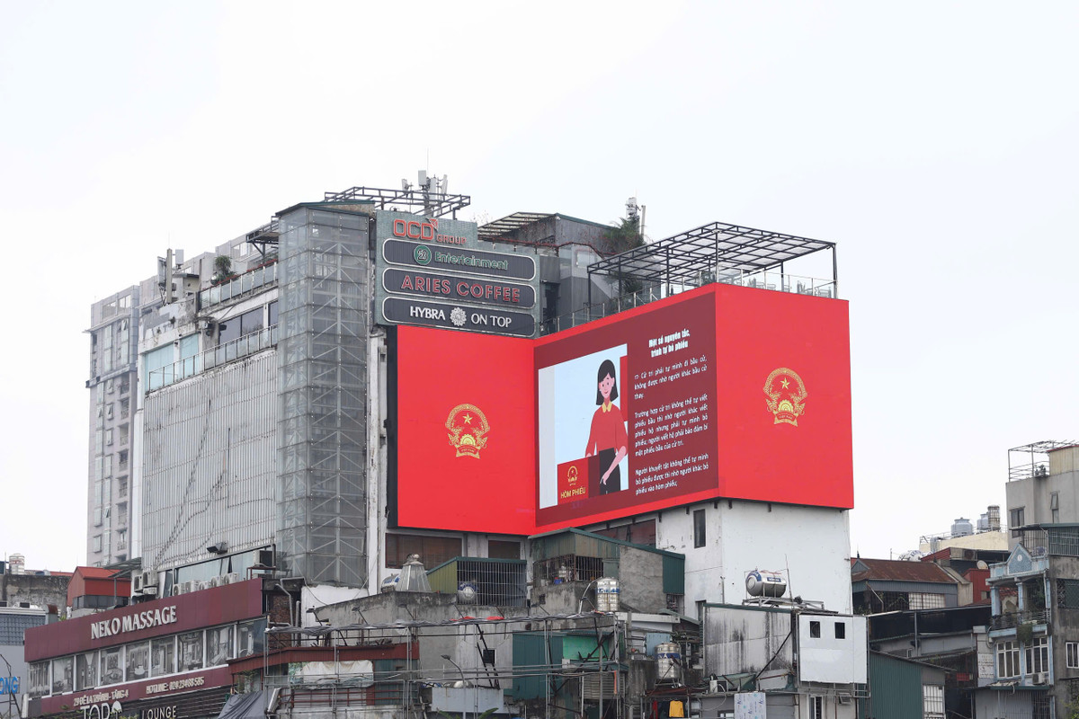 Các điểm bỏ phiếu đã sẵn sàng, với danh sách cử tri được niêm yết công khai, đảm bảo quyền và nghĩa vụ của mỗi người dân. (Ảnh: An Ninh Thủ Đô)