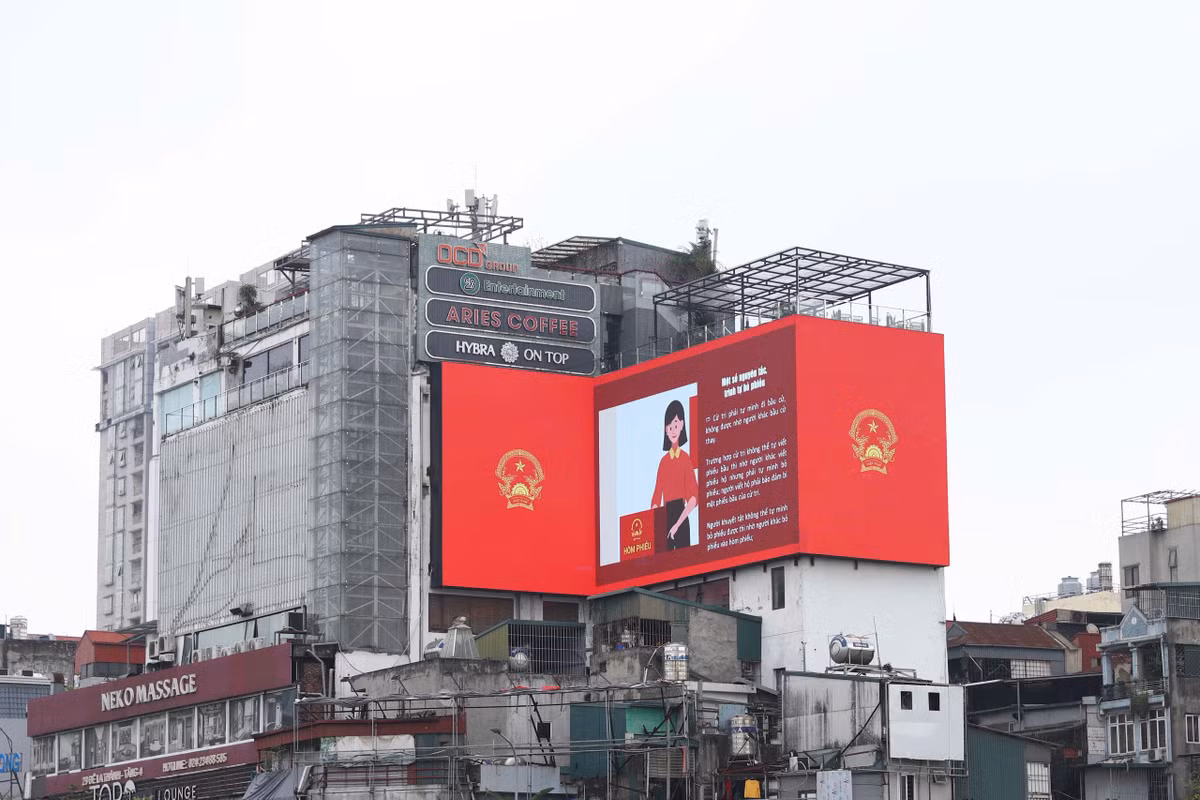 Các điểm bỏ phiếu đã sẵn sàng, với danh sách cử tri được niêm yết công khai, đảm bảo quyền và nghĩa vụ của mỗi người dân. (Ảnh: An Ninh Thủ Đô)