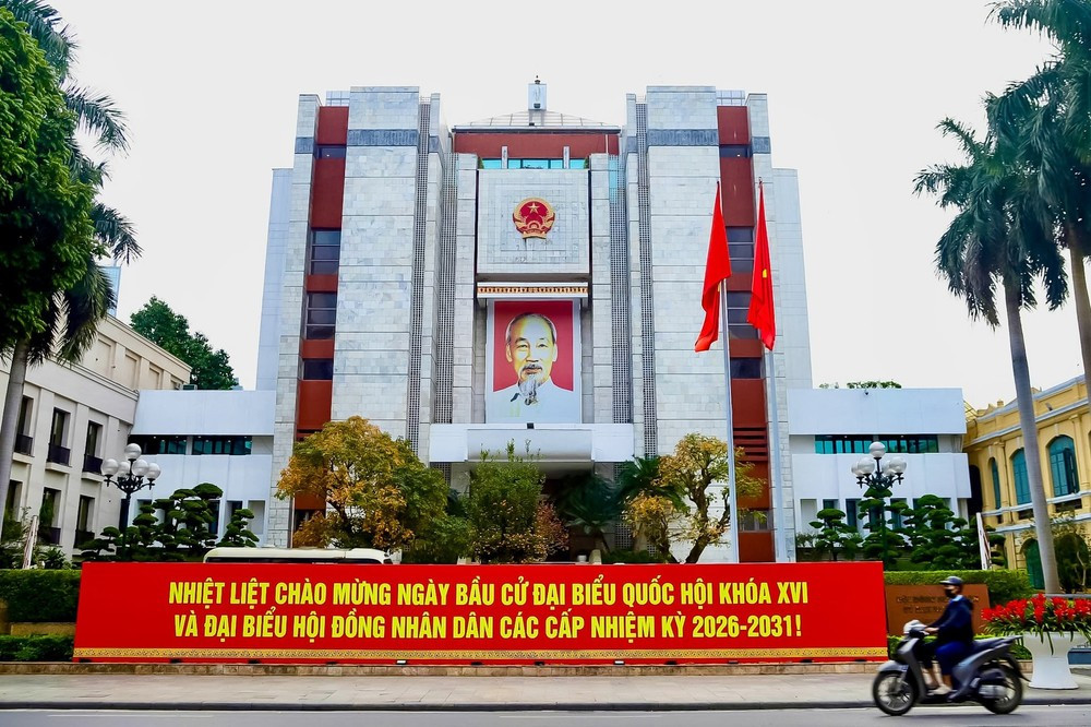 Từ trụ sở UBND thành phố Hà Nội đến các nhà sinh hoạt cộng đồng, khẩu hiệu về ngày hội bầu cử 15/3 đã được lắp đặt, chào đón sự kiện chính trị quan trọng của đất nước. (Ảnh: An Ninh Thủ Đô)