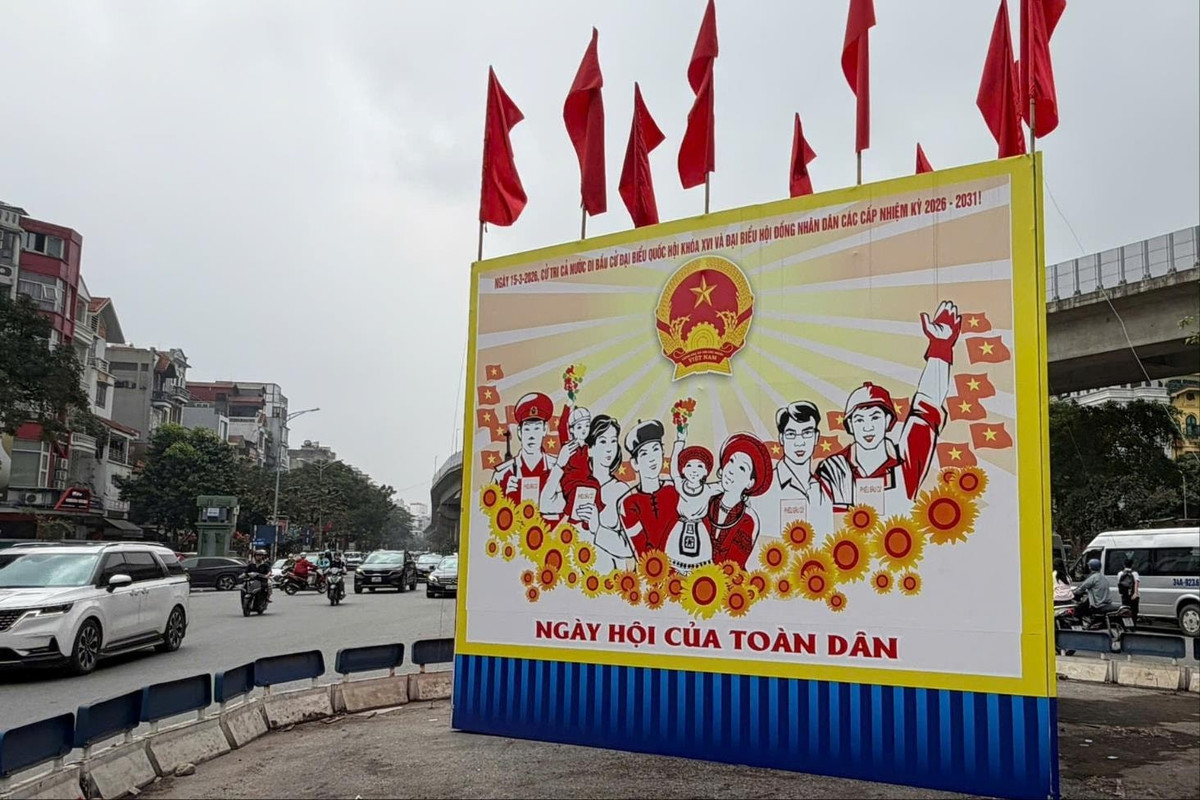 Tấm pano cổ động cỡ lớn được đặt tại vòng xuyến khu vực Hào Nam - An Trạch, bên cạnh ga tàu điện Cát Linh. (Ảnh: An Ninh Thủ Đô)