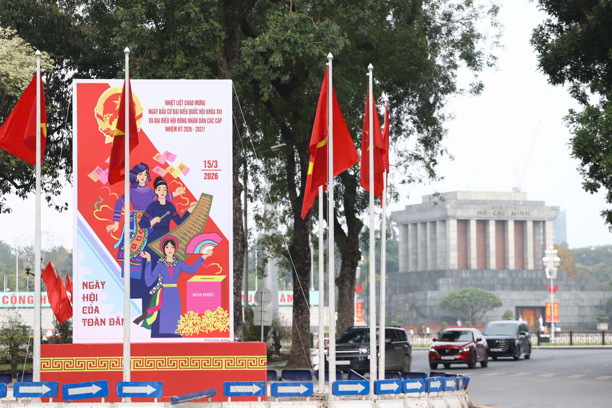 Thực hiện công tác tuyên truyền cho ngày bầu cử đại biểu Quốc hội khóa XVI và đại biểu Hội đồng nhân dân các cấp nhiệm kỳ 2026 - 2031, TP Hà Nội đã triển khai lắp đặt hệ thống cổ động trực quan quy mô lớn. (Ảnh: An Ninh Thủ Đô)