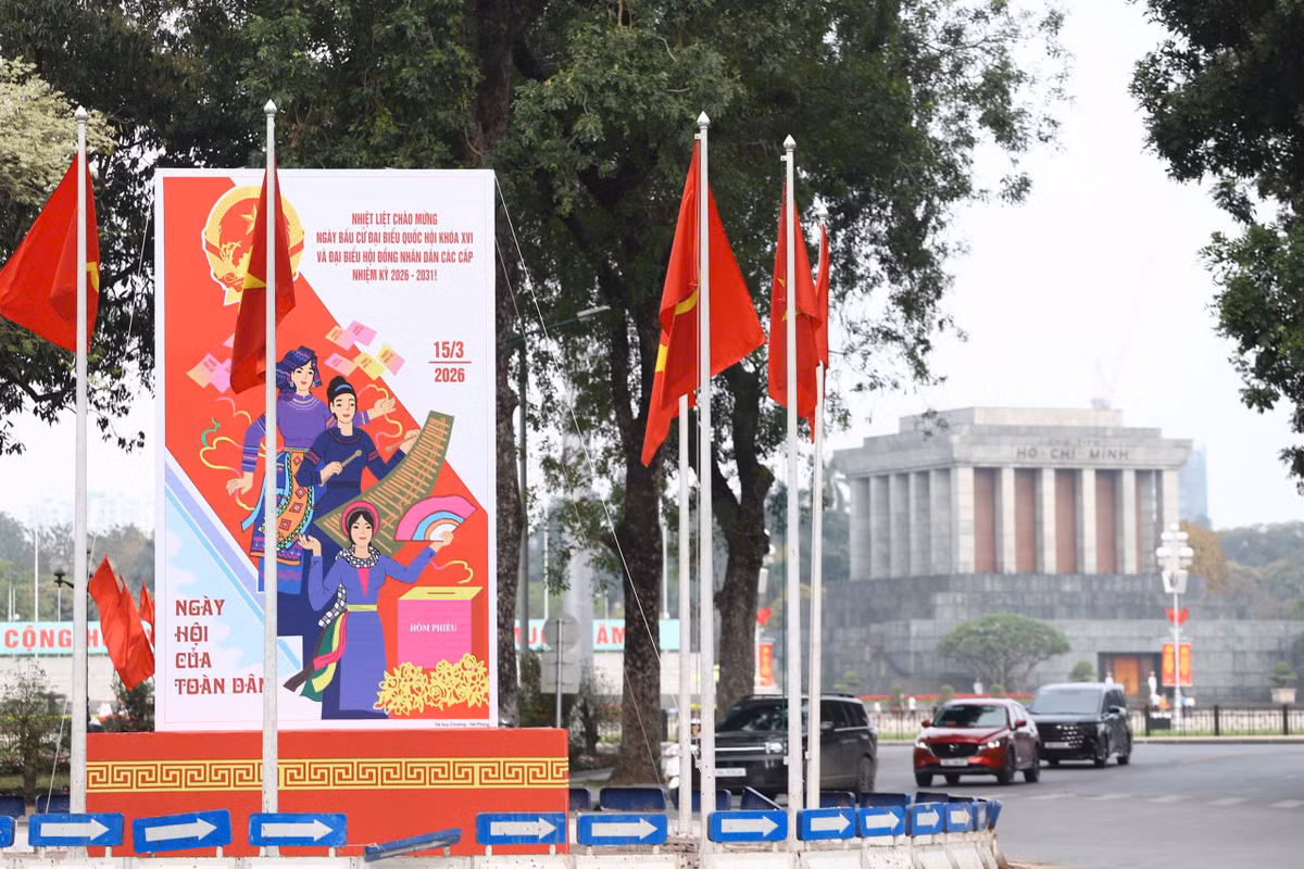 Thực hiện công tác tuyên truyền cho ngày bầu cử đại biểu Quốc hội khóa XVI và đại biểu Hội đồng nhân dân các cấp nhiệm kỳ 2026 - 2031, TP Hà Nội đã triển khai lắp đặt hệ thống cổ động trực quan quy mô lớn. (Ảnh: An Ninh Thủ Đô)