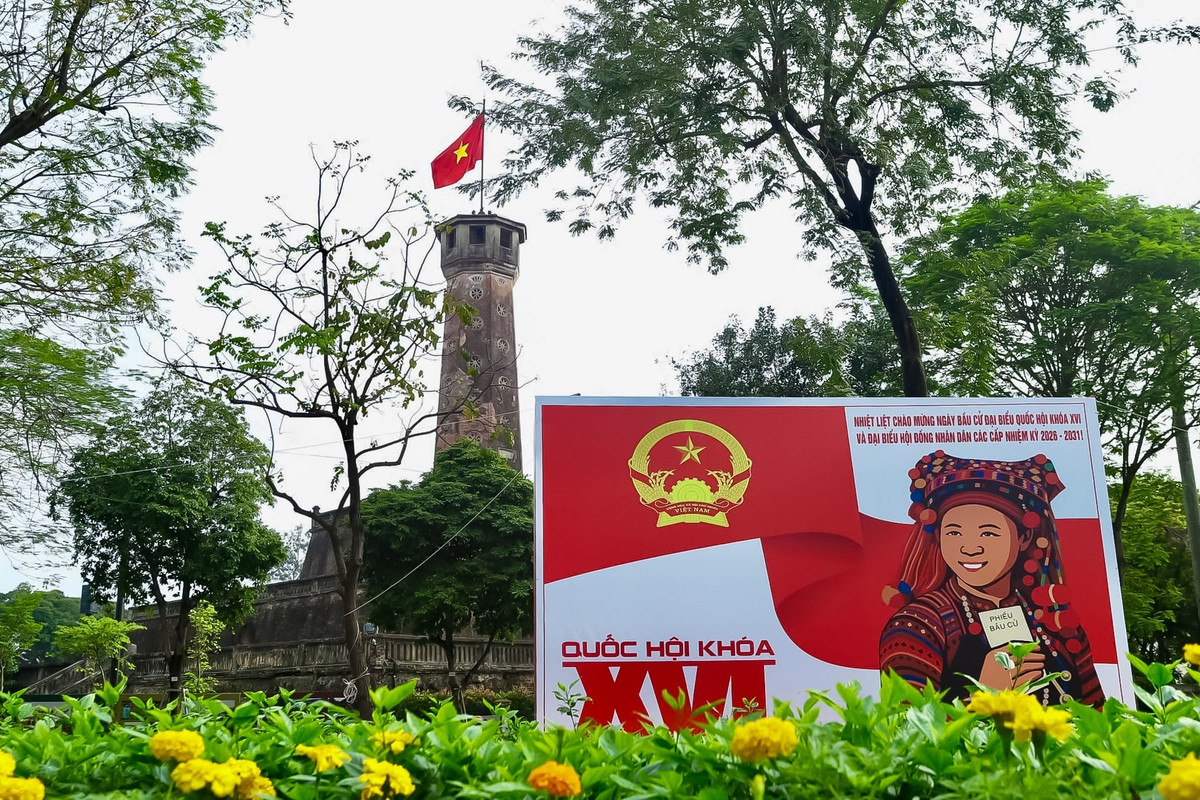 Những tấm pano khổ lớn được dựng lên trang trọng phía trước các tòa nhà cơ quan trung ương, khẳng định tầm quan trọng của sự kiện chính trị trọng đại. (Ảnh: An Ninh Thủ Đô)