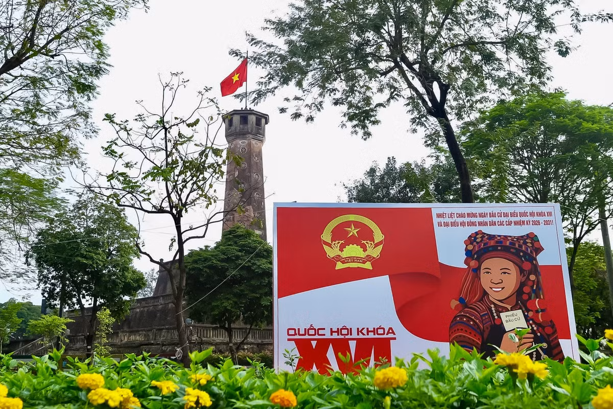 Những tấm pano khổ lớn được dựng lên trang trọng phía trước các tòa nhà cơ quan trung ương, khẳng định tầm quan trọng của sự kiện chính trị trọng đại. (Ảnh: An Ninh Thủ Đô)