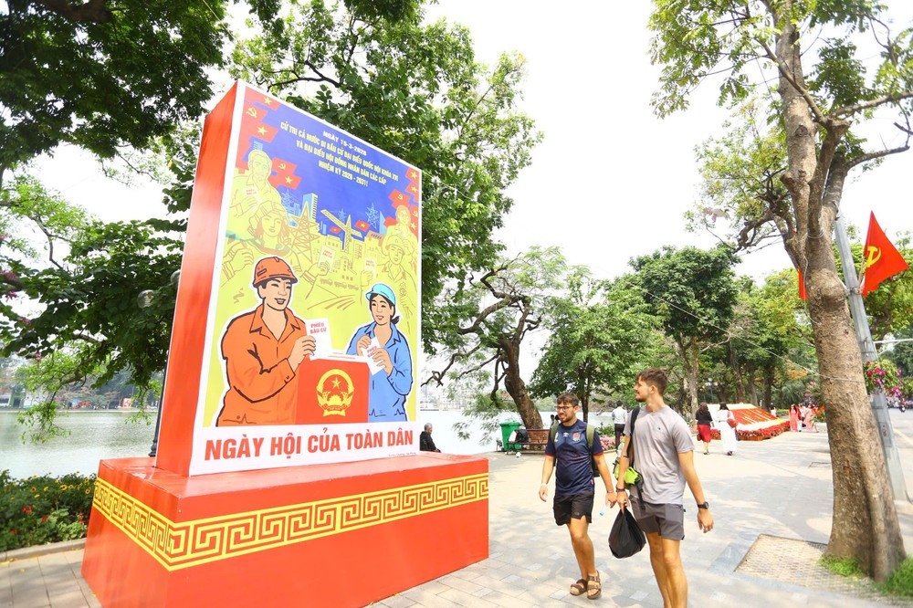 Những hình ảnh cổ động mang đậm nét văn hóa truyền thống xen lẫn hiện đại, với hình ảnh cử tri cả nước nô nức đi bỏ phiếu. (Ảnh: An Ninh Thủ Đô)