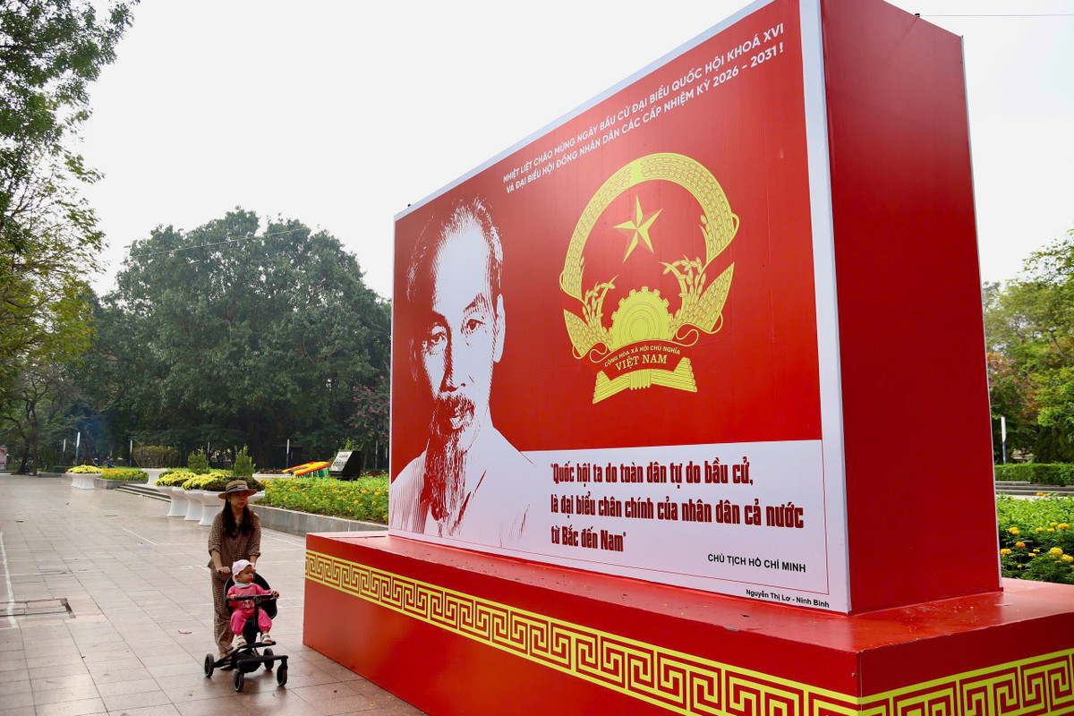 Tại các khu vực trung tâm như hồ Hoàn Kiếm, quảng trường Ba Đình và các trục đường chính, diện mạo đô thị trở nên rực rỡ và trang nghiêm hơn bao giờ hết. (Ảnh: VTV.vn)