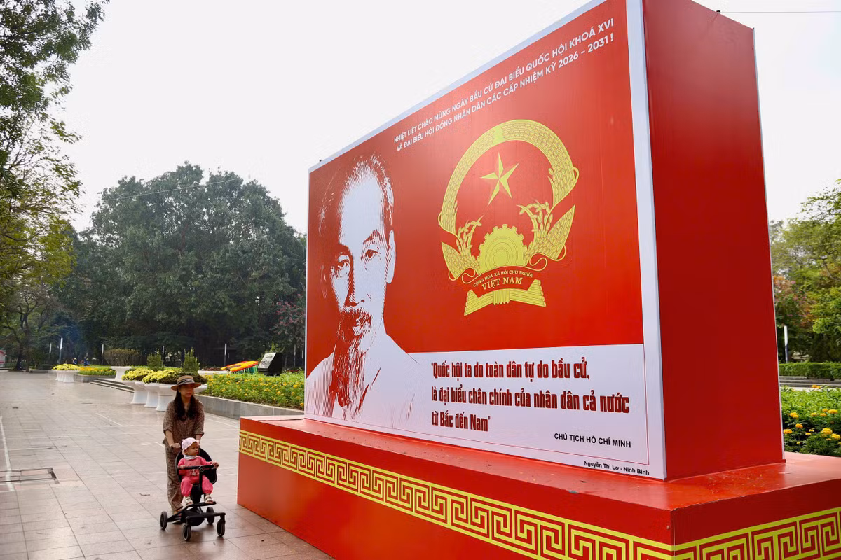 Tại các khu vực trung tâm như hồ Hoàn Kiếm, quảng trường Ba Đình và các trục đường chính, diện mạo đô thị trở nên rực rỡ và trang nghiêm hơn bao giờ hết. (Ảnh: VTV.vn)