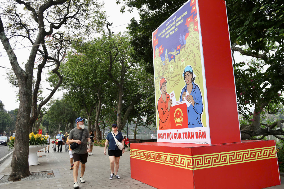 Bên cạnh đó, ở các khu dân cư, nhiều hộ gia đình cùng treo cờ Tổ quốc trước cửa nhà, góp phần tạo điểm nhấn sinh động. (Ảnh: VTV.vn