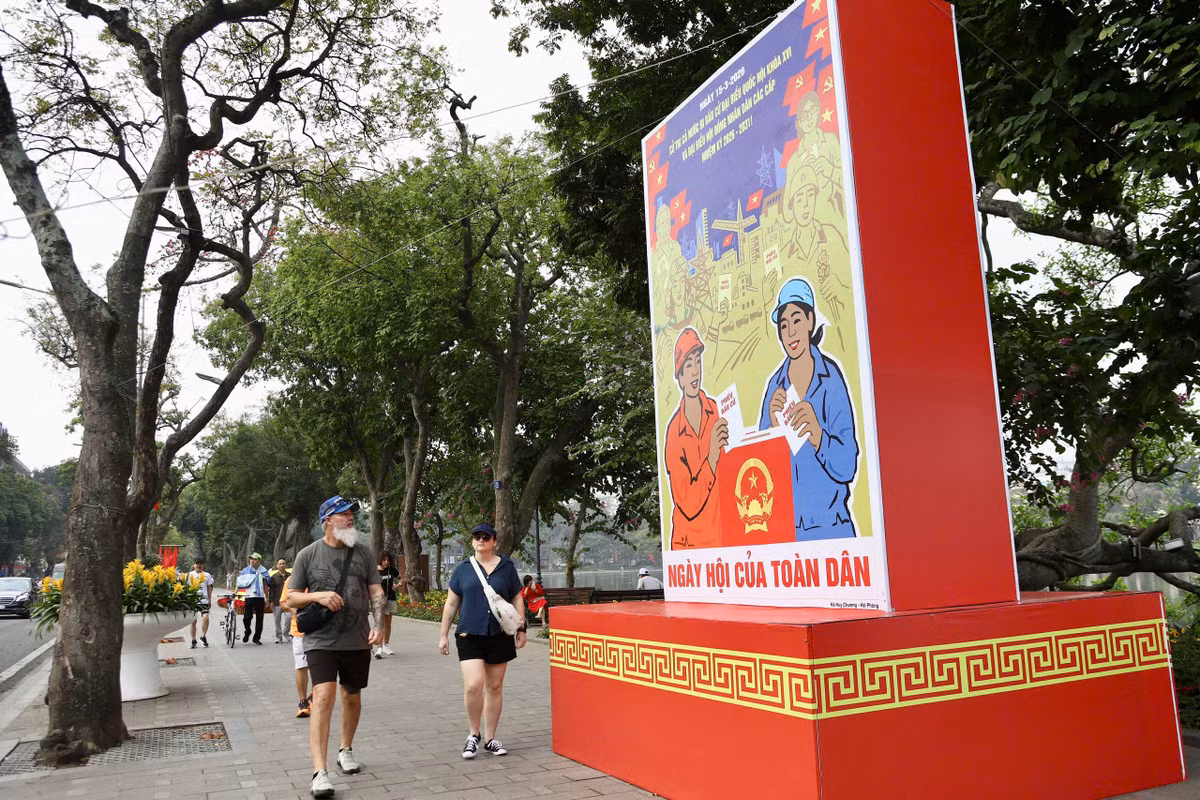 Bên cạnh đó, ở các khu dân cư, nhiều hộ gia đình cùng treo cờ Tổ quốc trước cửa nhà, góp phần tạo điểm nhấn sinh động. (Ảnh: VTV.vn