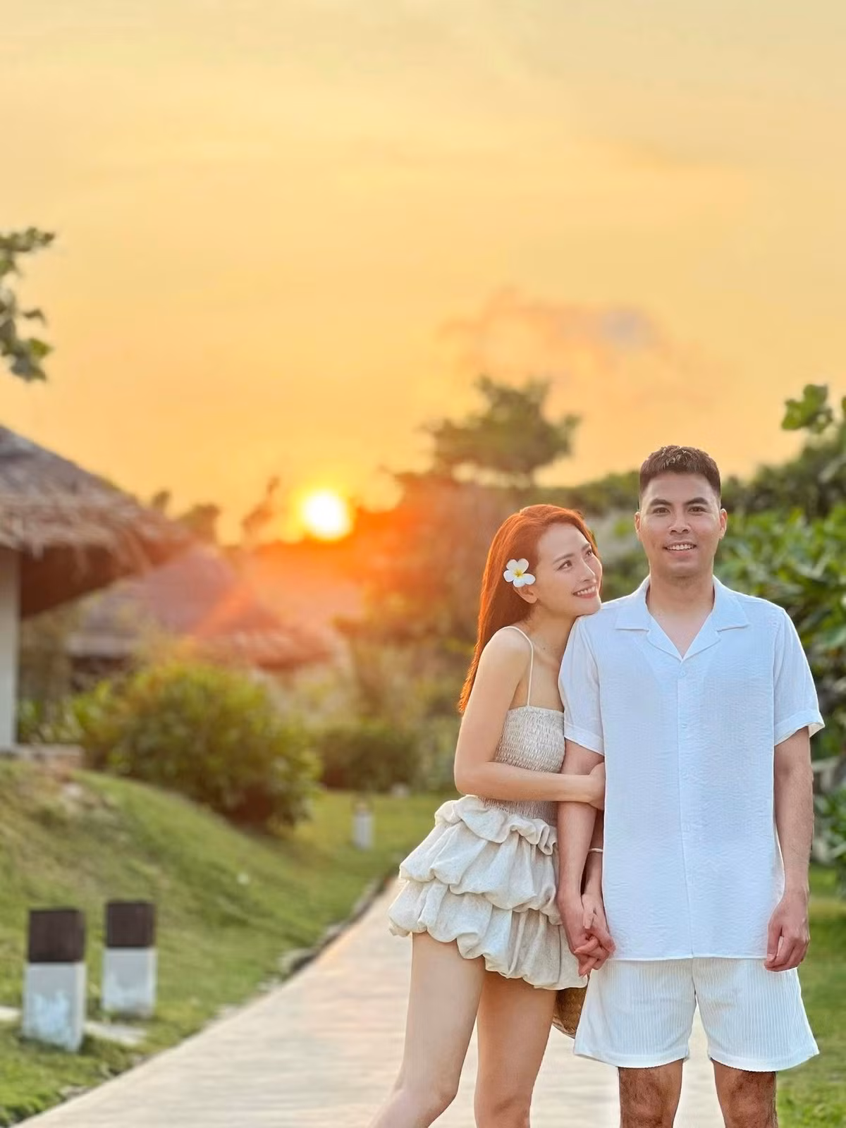 Trước đó, vào đúng ngày lễ tình nhân 14 tháng 2, MC Mù Tạt khiến dân mạng "đoán già đoán non" khi đăng tải bức ảnh chuyển khoản 14.200 đồng - con số tượng trưng cho ngày Valentine cùng dòng chú thích dí dỏm.