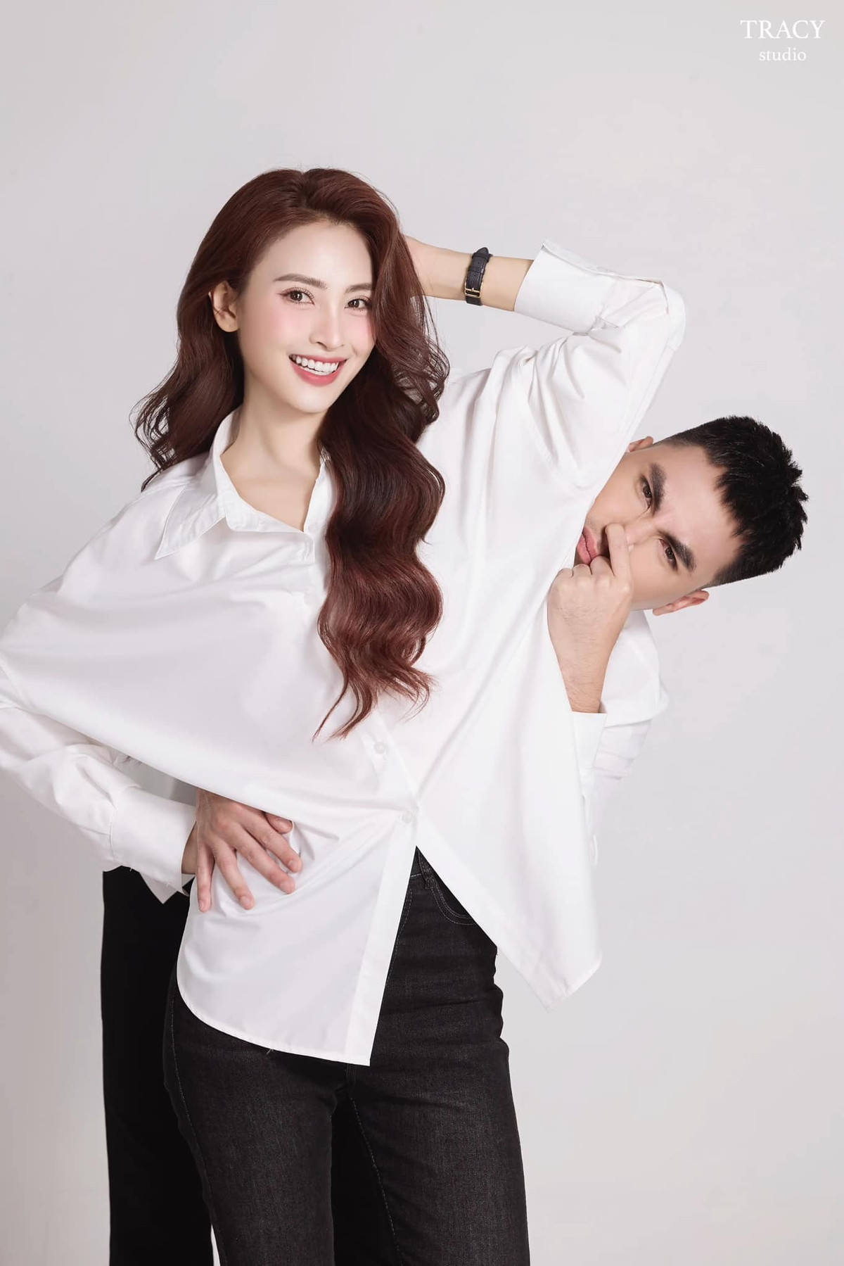 Trong những hình ảnh được chia sẻ, MC Mù Tạt thu hút ánh nhìn với phong cách gợi cảm và vóc dáng quyến rũ, trong khi Đức Huy xuất hiện trẻ trung, giản dị bên cạnh bạn gái.