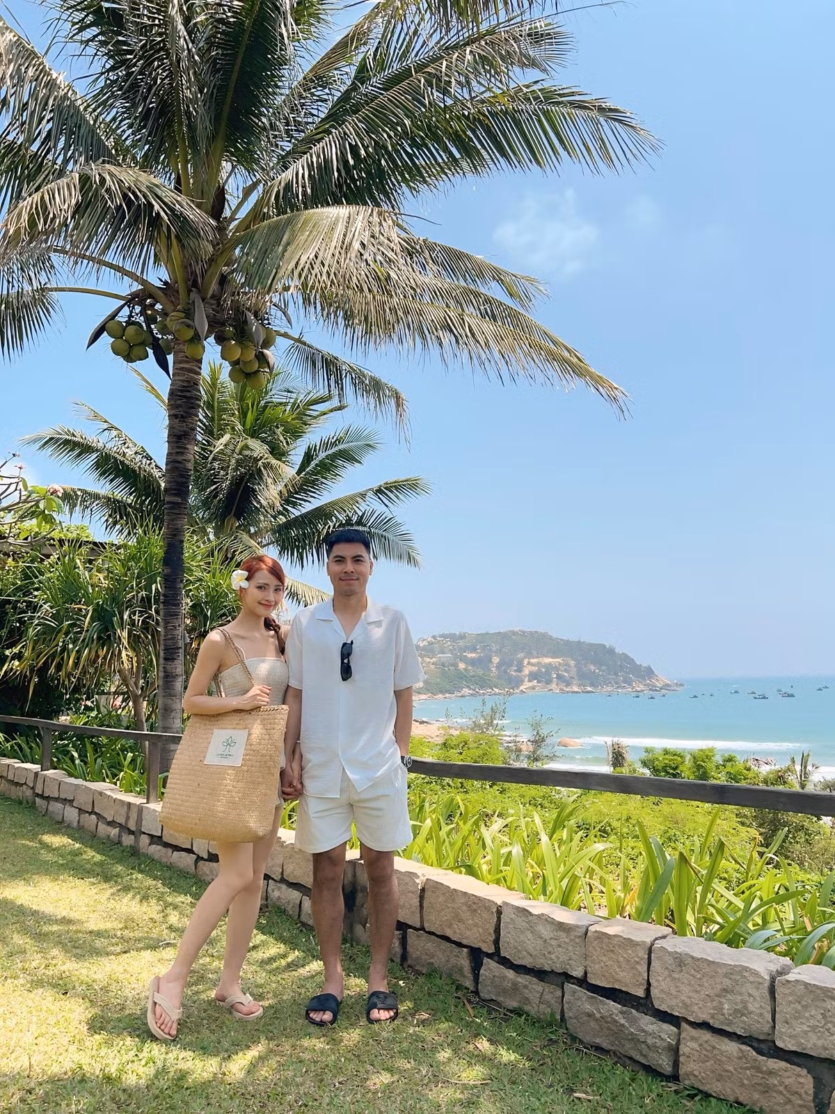 Đúng một tháng sau, vào ngày 14 tháng 3, Đức Huy chính thức xác nhận chuyện tình cảm khi chia sẻ hình ảnh rõ mặt MC Mù Tạt trên trang cá nhân.