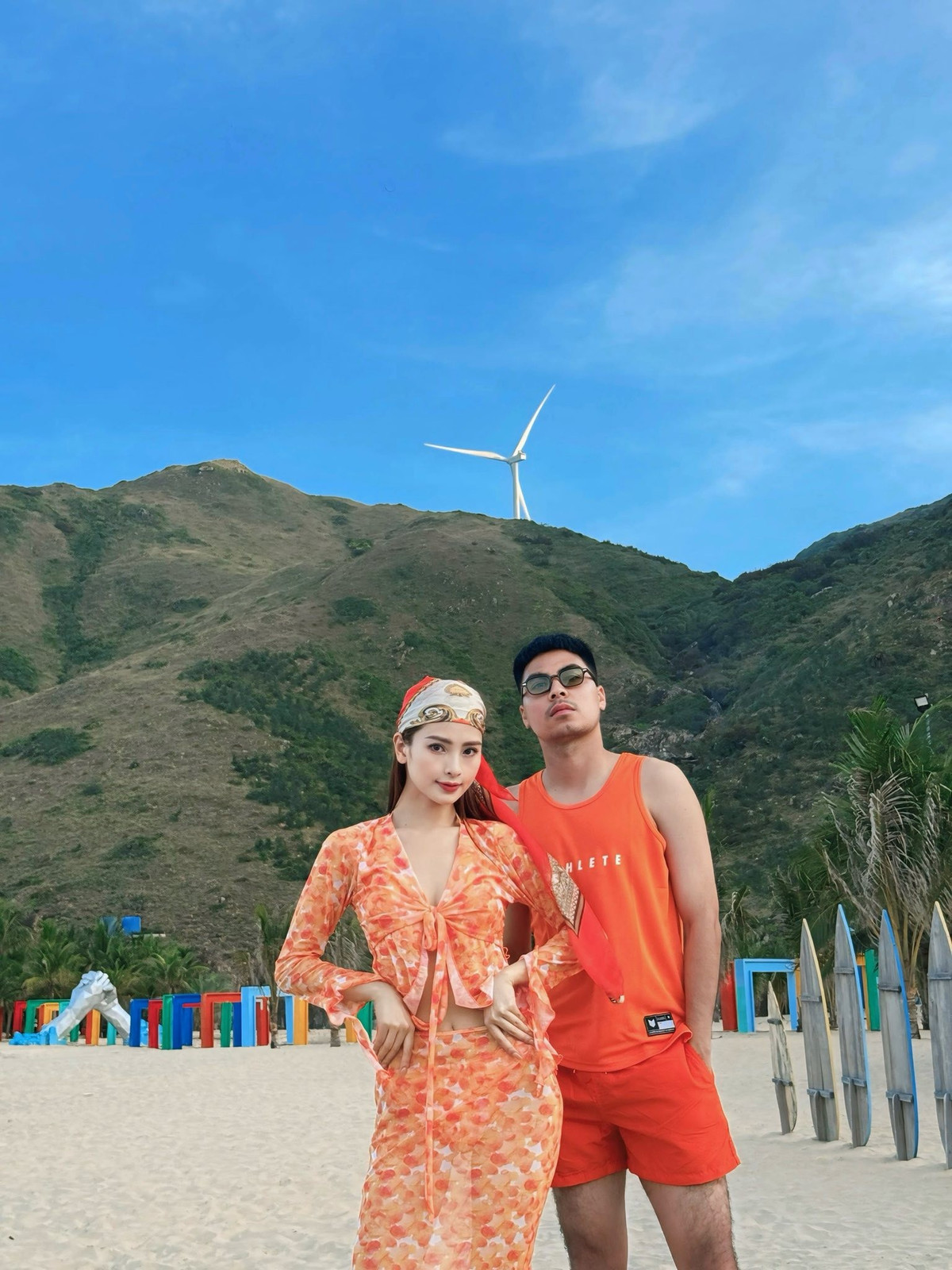 Trong loạt ảnh mới nhất, MC Mù Tạt (Nguyễn Huyền Trang) và bạn trai không ngần ngại trao nhau nụ hôn ngọt ngào ngoài bờ biển, cả hai cũng không ngại ôm sát nhau tạo dáng trước ống kính.