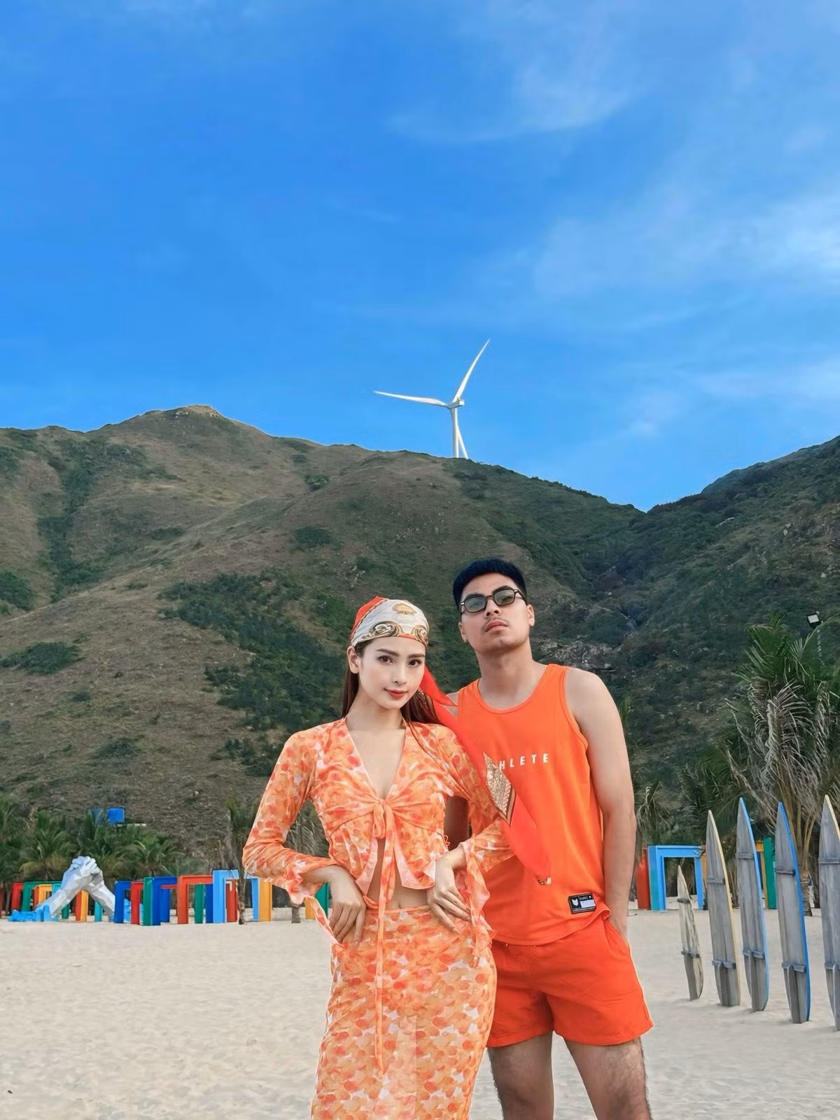 Trong loạt ảnh mới nhất, MC Mù Tạt (Nguyễn Huyền Trang) và bạn trai không ngần ngại trao nhau nụ hôn ngọt ngào ngoài bờ biển, cả hai cũng không ngại ôm sát nhau tạo dáng trước ống kính.