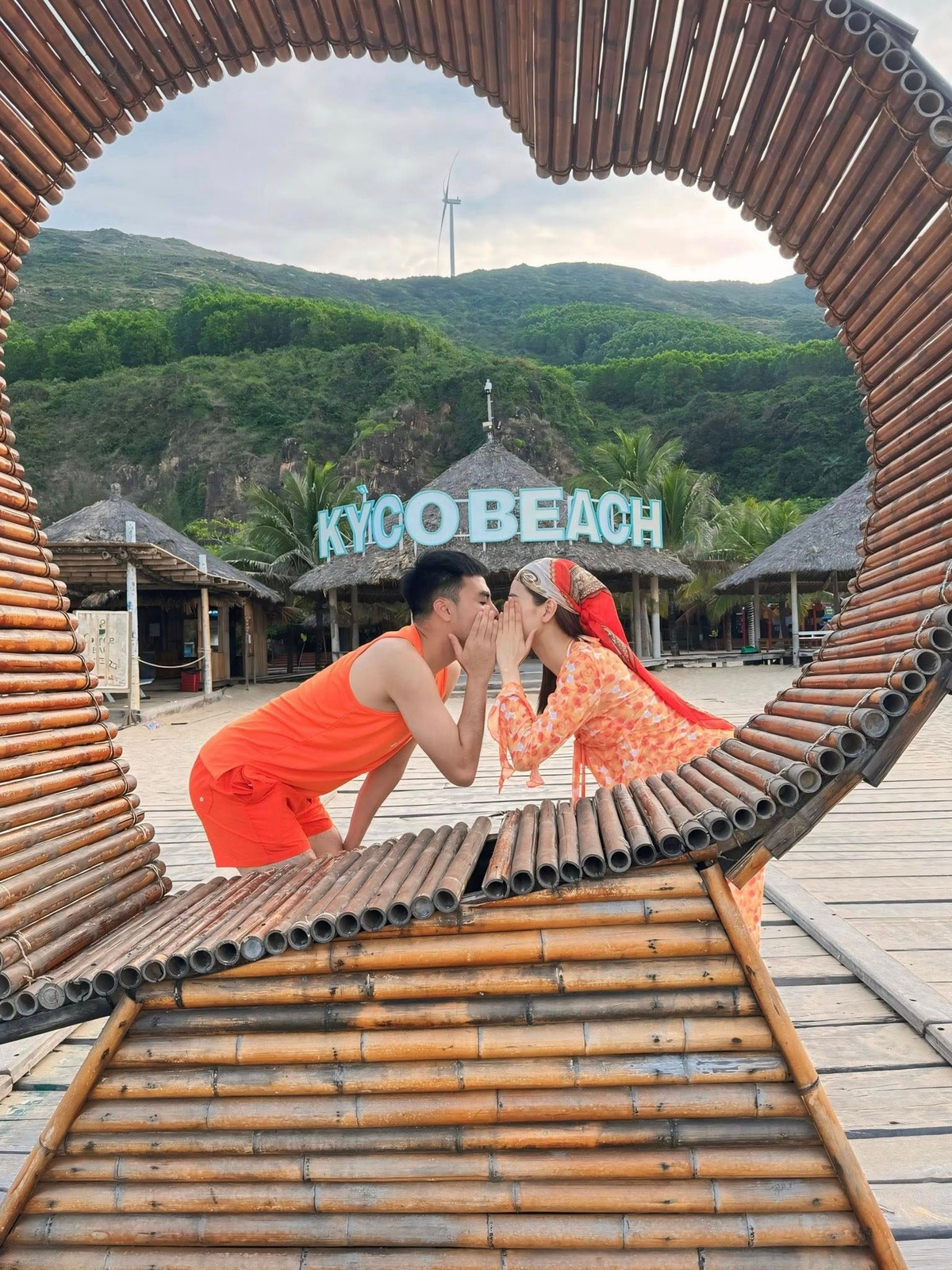 MC Mù Tạt trao nam cầu thủ nụ hôn