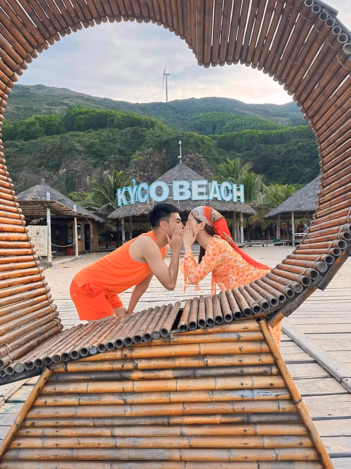 MC Mù Tạt trao nam cầu thủ nụ hôn