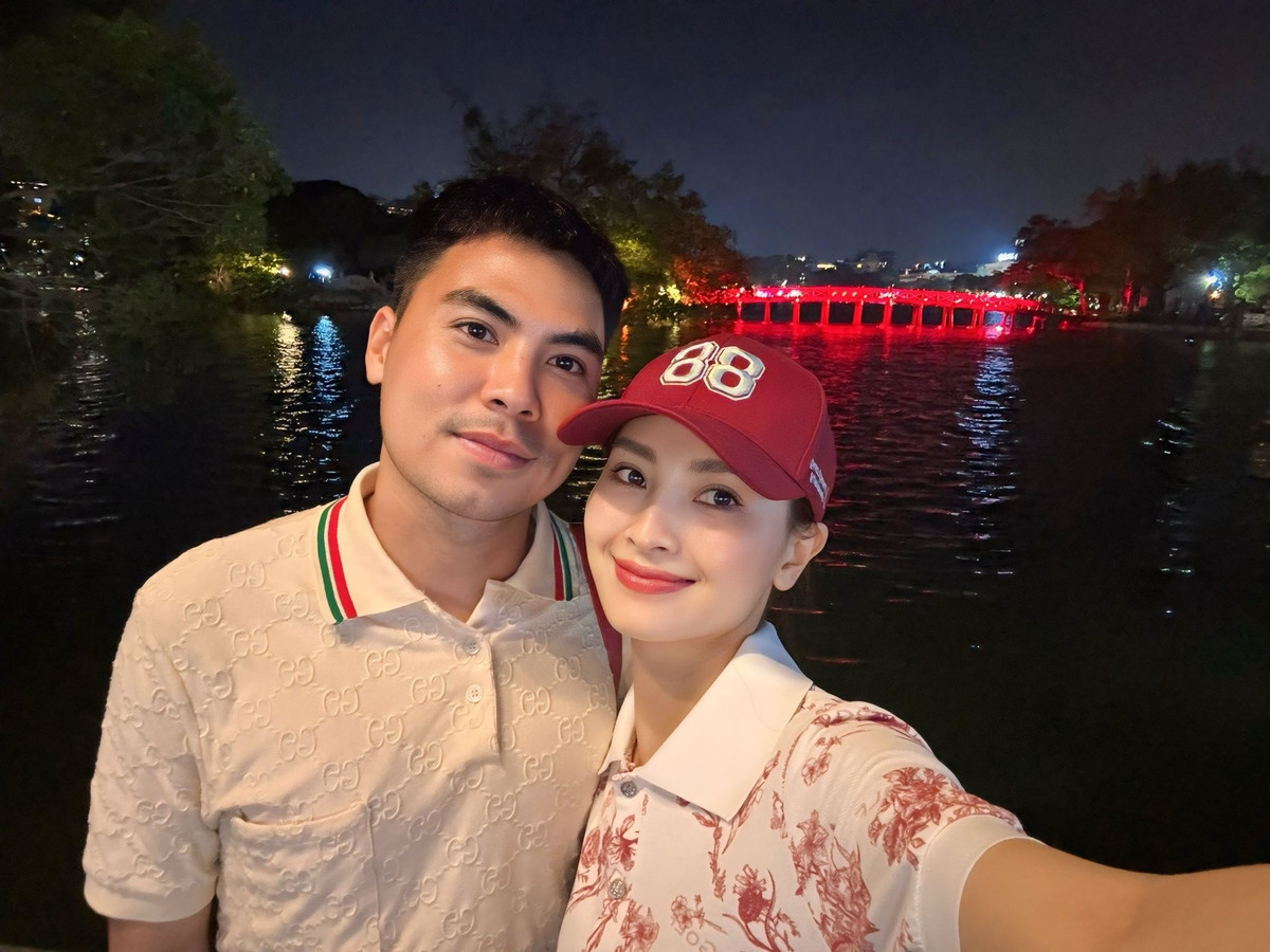 Tin đồn bắt đầu rộ lên từ dịp Tết Nguyên đán khi một bức ảnh lan truyền trên mạng xã hội ghi lại khoảnh khắc cặp người đẹp và cầu thủ diện áo dài truyền thống, tay trong tay tình tứ tại quê nhà Hải Dương.