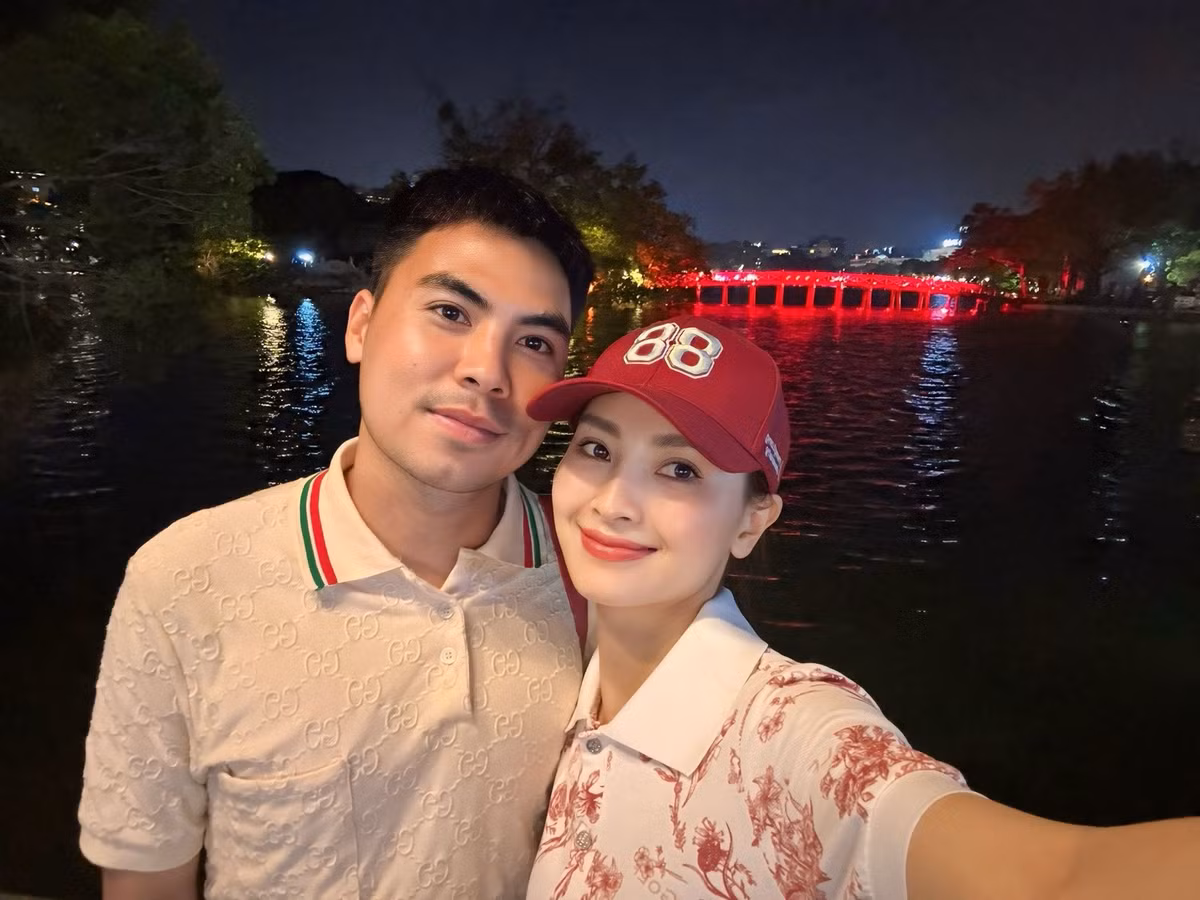 Tin đồn bắt đầu rộ lên từ dịp Tết Nguyên đán khi một bức ảnh lan truyền trên mạng xã hội ghi lại khoảnh khắc cặp người đẹp và cầu thủ diện áo dài truyền thống, tay trong tay tình tứ tại quê nhà Hải Dương.