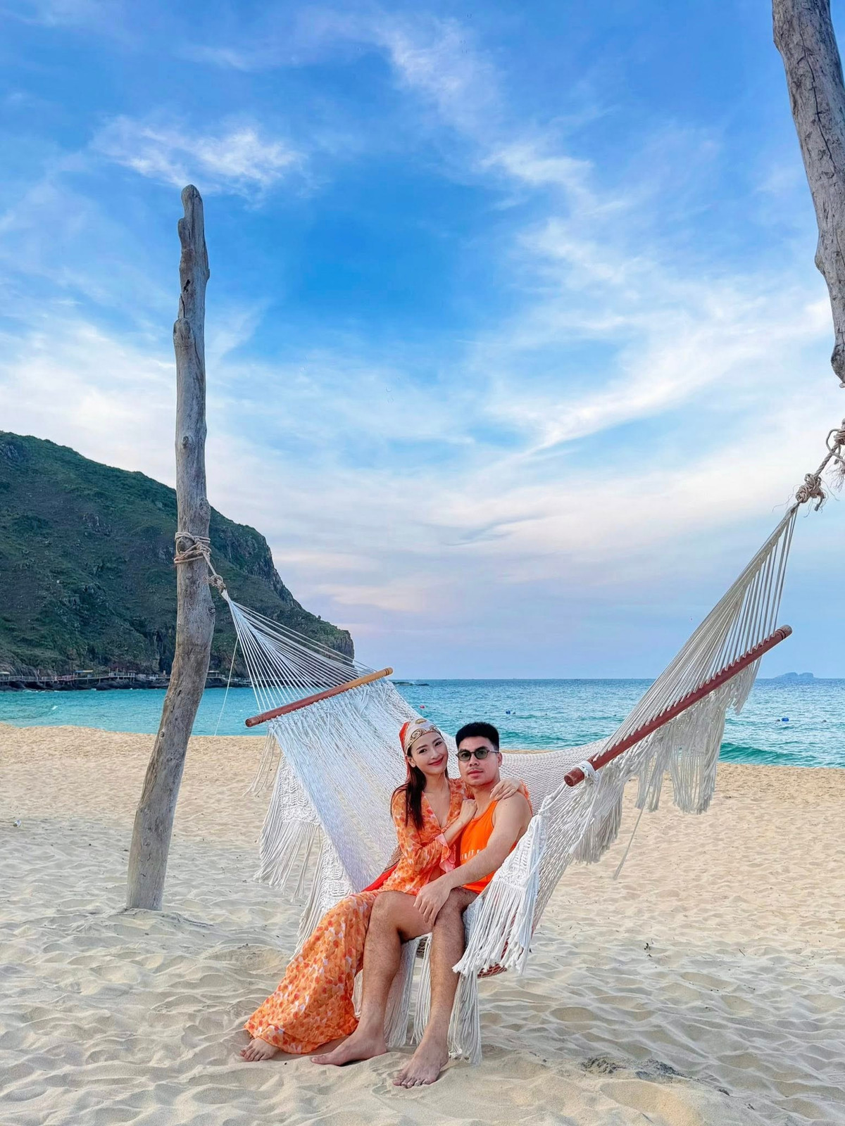 Chuyện tình cảm giữa cầu thủ Phạm Đức Huy và MC Huyền Trang, hay còn được biết đến với nghệ danh Mù Tạt, chính thức được công khai vào tháng 3 năm 2025, khép lại chuỗi ngày đồn đoán từ cộng đồng mạng.