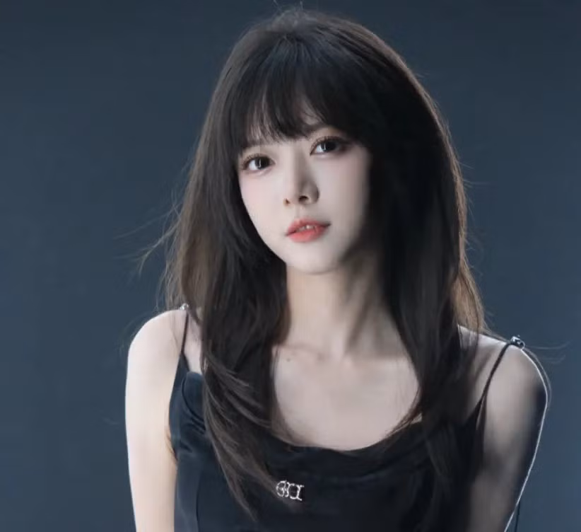 Luo Xin từ lâu đã là gương mặt quen thuộc với khán giả LPL nhờ phong thái chuyên nghiệp, giọng nói cuốn hút và vẻ ngoài thanh lịch. Với biệt danh "nữ MC thanh lịch nhất", cô luôn được khán giả vô cùng yêu mến, gần như đã trở thành một phần của nghi thức trước mỗi trận đấu tâm điểm.