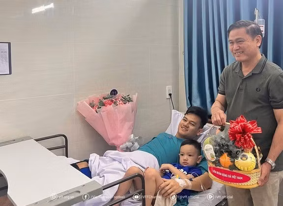 Hậu vệ Hồ Tấn Tài lên bàn mổ vào ngày 14/1/2025 để phẫu thuật tái tạo dây chằng chéo trước gối phải sau khi chấn thương ở trận bán kết lượt về ASEAN Cup 2024 nặng hơn chẩn đoán ban đầu.