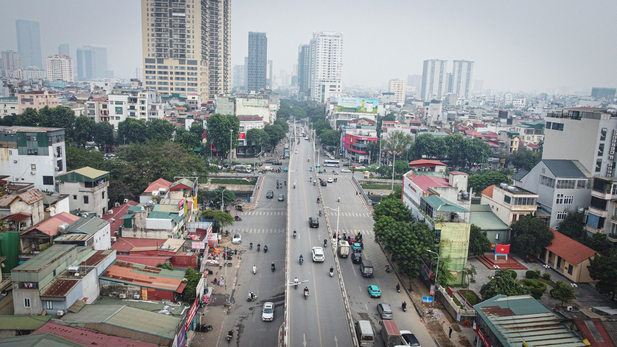 Theo Luật Quảng cáo, kích thước biển hiệu được quy định rõ ràng: Đối với biển hiệu ngang thì chiều cao tối đa là 2 m, chiều dài không vượt quá chiều ngang mặt tiền nhà. Đối với biển hiệu dọc thì chiều ngang tối đa là 1m, chiều cao tối đa là 4m nhưng không vượt quá chiều cao của tầng nhà nơi đặt biển hiệu. Biển hiệu không được che chắn không gian thoát hiểm, cứu hỏa; không được lấn ra vỉa hè, lòng đường, ảnh hưởng đến giao thông công cộng.