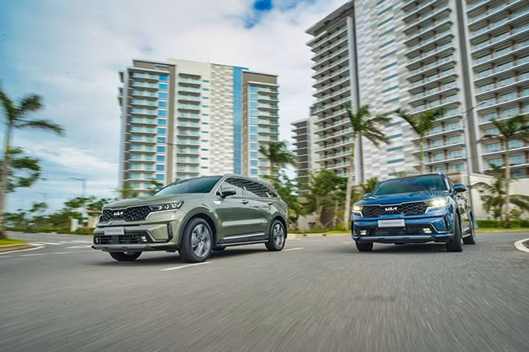Một điểm sáng nhỏ nhưng đáng chú ý đến từ Kia Sorento HEV/PHEV, khi mẫu xe này ghi nhận 8 xe bán ra trong tháng 5, tăng 4 xe so với tháng 4/2025. Trước đó, nhiều đại lý từng thông báo về việc Sorento hybrid sẽ được ra mắt với bản nâng cấp mới trong tháng 3. Tuy nhiên, kế hoạch này hiện đang bị hoãn vô thời hạn, khiến doanh số của dòng xe này chững lại trong thời gian qua.