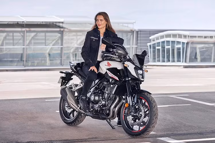 Mẫu xe môtô naked-bike Honda New Hornet 500 2025 thế hệ mới mang thiết kế được lấy cảm hứng từ "đàn anh" CB750 Hornet, theo phong cách naked sport roadster với dáng vẻ mạnh mẽ, sắc nét và thể thao.