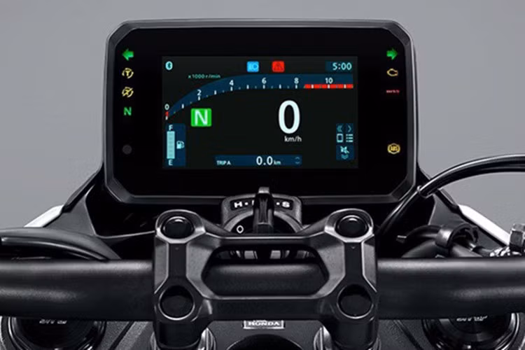 Tính năng ứng dụng Honda RoadSync này trên Hornet 500 2025 cho phép sử dụng bản đồ dẫn đường, nghe nhạc, gọi điện và các tiện ích khác trong quá trình di chuyển.