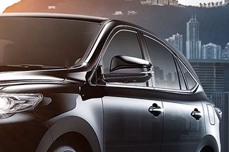 Tại Nhật Bản, mức giá xe Toyota Harrier 2025 bán ra khởi điểm từ 3.710.300 yên (khoảng 666, 5 triệu đồng) cho bản tiêu chuẩn động cơ xăng, dẫn động cầu trước. Phiên bản cao cấp nhất sử dụng động cơ plug-in hybrid, dẫn động bốn bánh có giá lên tới 6.260.100 yên (khoảng 1,12 tỷ đồng).