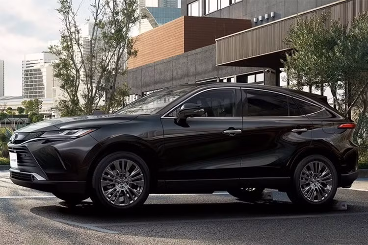 Toyota cũng tiếp tục cung cấp các gói phụ kiện nâng cấp chính hãng từ Modellista và GR Parts dành cho những khách hàng yêu thích cá nhân hóa, đồng thời giữ nguyên phong cách thiết kế thanh lịch pha nét coupe đặc trưng, điều đã làm nên sức hút của Harrier suốt nhiều năm qua.