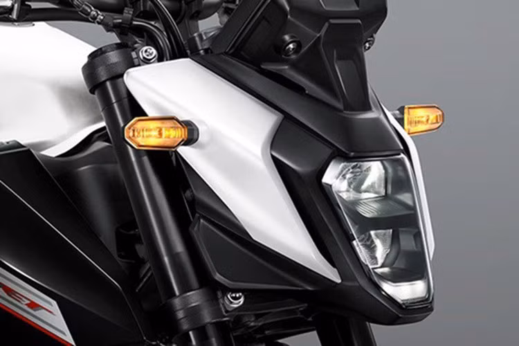 Một điểm nâng cấp đáng chú ý là xe được trang bị màn hình màu TFT kích thước 5 inch, hỗ trợ kết nối với điện thoại thông minh qua ứng dụng Honda RoadSync.