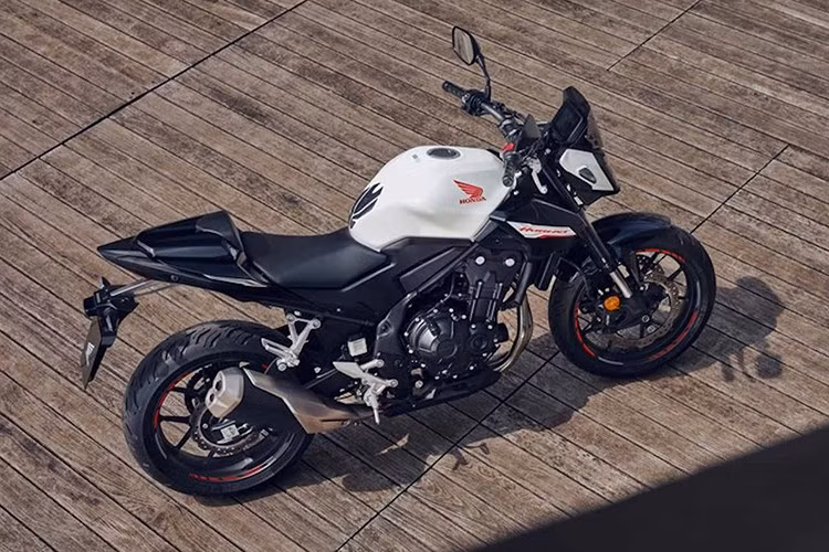 Về ngoại hình, mẫu xe môtô Honda Hornet 500 2025 thế hệ mới sở hữu cụm đèn pha đôi được thiết kế đặt dọc và ẩn bên trong phần đầu xe, tạo điểm nhấn hiện đại và độc đáo.