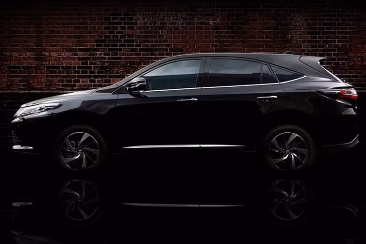 Trên mẫu xe SUVToyota Harrier 2025 mới ra mắt, xe vẫn giữ nguyên thiết kế tổng thể nhưng đã được tinh chỉnh đáng kể ở danh sách trang bị tiêu chuẩn và công nghệ hỗ trợ người lái. Đây là bước đi chiến lược trong bối cảnh phân khúc SUV cỡ trung đang ngày càng cạnh tranh khốc liệt, đặc biệt là với sự trỗi dậy mạnh mẽ từ các đối thủ Hàn Quốc và Trung Quốc.