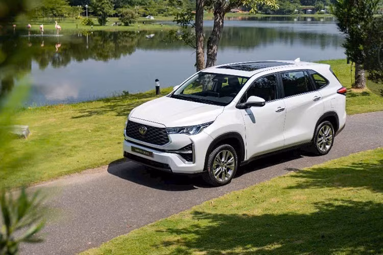 Một mẫu xe khác của Toyota cũng góp mặt trong top đầu là Innova Cross HEV với doanh số 170 xe, xếp thứ ba trong bảng xếp hạng xe hybrid tháng 5/2025 vừa qua.