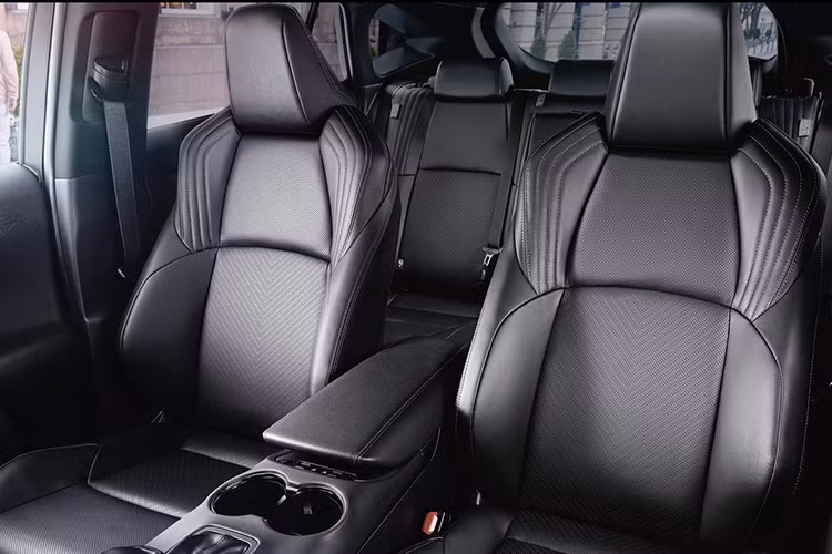 Đúng như tên gọi, biến thể này được định hình bởi phong cách "tối màu" mạnh mẽ: đèn pha sơn tối, lưới tản nhiệt đen bóng, ốp sườn, cản trước và mâm hợp kim 19 inch cũng đồng bộ màu đen. Các logo Harrier và hybrid phía sau cũng được phủ lớp sơn đen, trong khi một số chi tiết chrome vẫn được giữ lại để tạo điểm nhấn tinh tế.